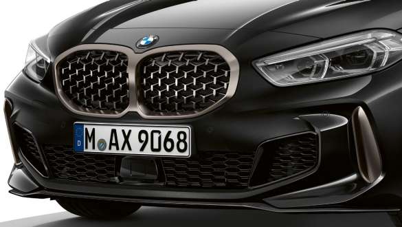 Calandra a doppio rene BMW con intreccio tridimensionale F40. Nuova BMW M135i xDrive in Sapphire Black metallizzato con calandra a doppio rene con intreccio tridimensionale in Cerium Grey F40.