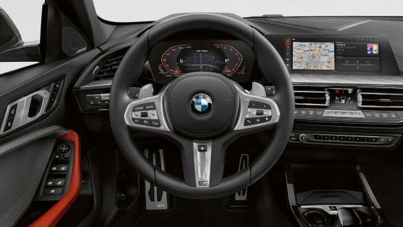 Volante in pelle M F40. Cockpit della Nuova BMW M135i xDrive con volante in pelle M F40.