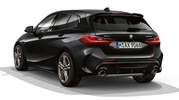 Pacchetto aerodinamico M F40. Nuova BMW M135i xDrive in Sapphire Black metallizzato, vista posteriore con pacchetto aerodinamico M F40.