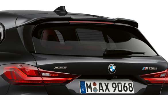 Spoiler posteriore M F40. Nuova BMW M135i xDrive in Sapphire Black metallizzato, vista posteriore con spoiler posteriore M F40.