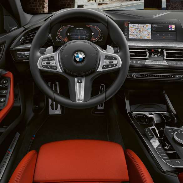 BMW M135i xDrive, interni F40. Interni della BMW M135i xDrive con volante in pelle M e sedili sportivi M F40.