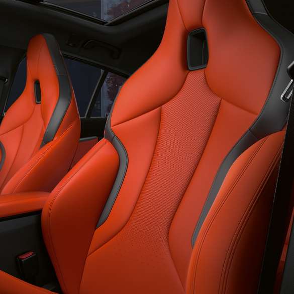 Sedili sportivi M con poggiatesta integrato F40. Sedili sportivi M atletici con poggiatesta integrato nell’abitacolo della BMW M135i xDrive F40.