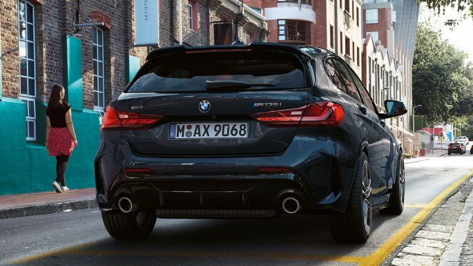 BMW M135i xDrive, vista posteriore F40. BMW M135i xDrive in Sapphire Black metallizzato, vista posteriore, mentre sta parcheggiando F40.