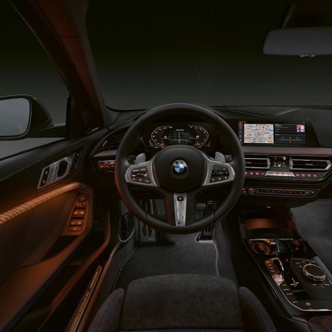 BMW M135i xDrive, cockpit F40. Interni premium della BMW M135i xDrive con modanature interne illuminate F40.
