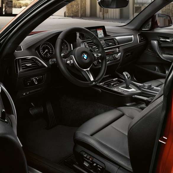 Cockpit della BMW M240i Coupé F22 Cockpit della BMW M240i Coupé F22 2017 Sunset Orange metallizzato, abitacolo