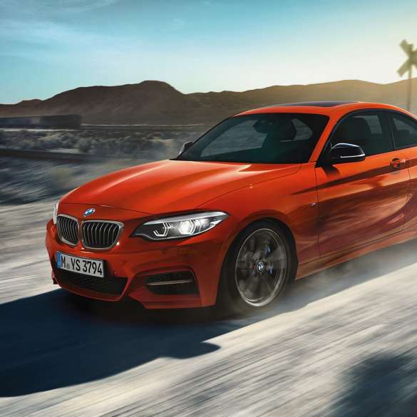 Design BMW M240i Coupé F22 Design della BMW M240i Coupé F22 2017 Sunset Orange metallizzato, vista anteriore a tre quarti