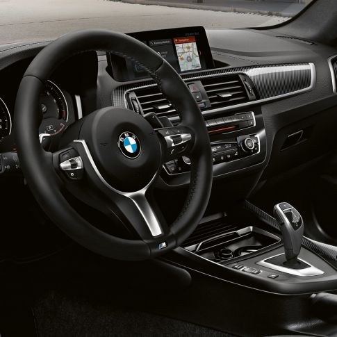 Cockpit della BMW M240i Coupé F22 Cockpit della BMW M240i Coupé F22 2017 Sunset Orange metallizzato, abitacolo