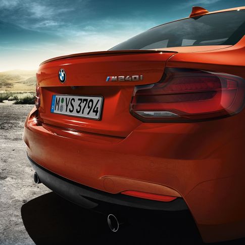 Design del posteriore della BMW M240i Coupé F22 Design del posteriore della BMW M240i Coupé F22 2017 Sunset Orange metallizzato, vista posteriore a tre quarti
