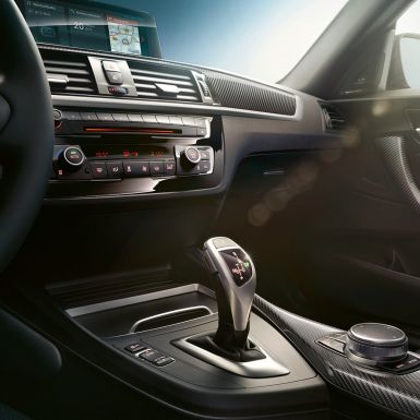Leva cambio della BMW M240i Coupé F22 Leva cambio della BMW M240i Coupé F22 2017, abitacolo