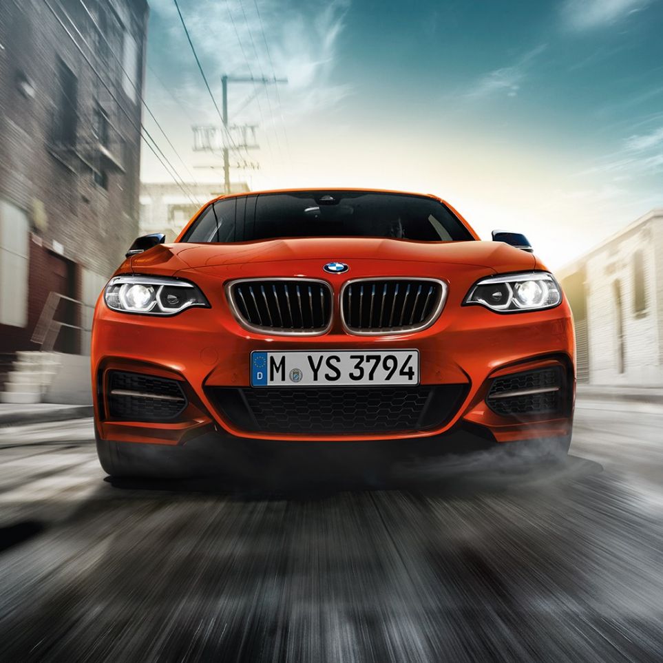 Design del frontale della BMW M240i Coupé F22 Design del frontale della BMW M240i Coupé F22 2017 Sunset Orange metallizzato, vista anteriore