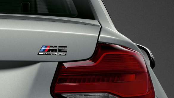 M2 Competition Badge della BMW M2 Competition F87 M2 Competition Badge della BMW M2 Competition F87 2018 Hockenheim Silver metallizzato, primo piano