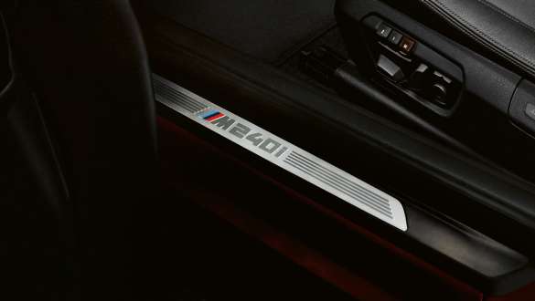 Listelli battitacco con scritta M240i della BMW M240i Coupé F22 Listelli battitacco con scritta M240i della BMW M240i Coupé F22 2017 Sunset Orange metallizzato, primo piano