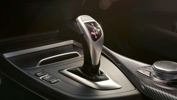 Cambio sportivo Steptronic della BMW M240i Coupé F22 Cambio sportivo Steptronic BMW M240i Coupé F22 2017, abitacolo