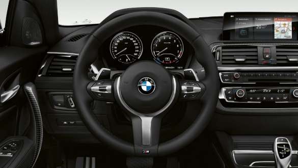 Variable Sport Steering della BMW M240i Coupé F22 Variable Sport Steering della BMW M240i Coupé F22 2017 Sunset Orange metallizzato, primo piano