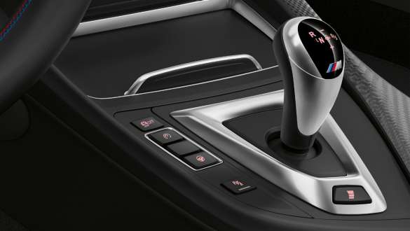 Cambio a doppia frizione M a 7 rapporti della BMW M2 Competition F87 Cambio a doppia frizione M a 7 rapporti della BMW M2 Competition F87 2018 Hockenheim Silver metallizzato, primo piano
