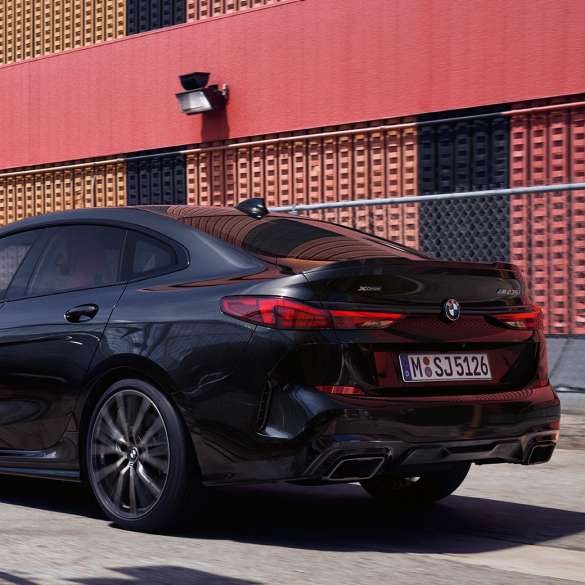BMW M235i xDrive Gran Coupé, vista posteriore a tre quarti F44 BMW M235i xDrive Gran Coupé 2020 Black Sapphire metallizzato F44, vista posteriore a tre quarti, esterni