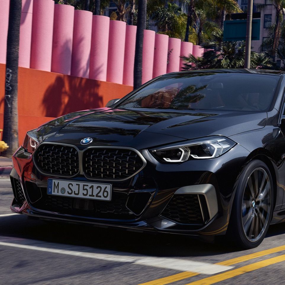 Design del frontale della BMW M235i xDrive Gran Coupé Design del frontale della BMW M235i xDrive Gran Coupé 2020 Black Sapphire metallizzato F44, vista anteriore a tre quarti