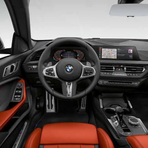 Cockpit della BMW M235i xDrive Gran Coupé F44 Cockpit orientato al guidatore della BMW M235i xDrive Gran Coupé 2020 F44, interni