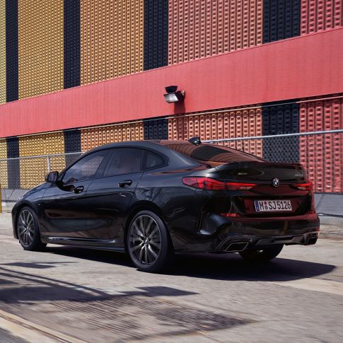 Linea da coupé della BMW M235i xDrive Gran Coupé F44 Linea da coupé della BMW M235i xDrive Gran Coupé 2020 Black Sapphire metallizzato F44, vista posteriore a tre quarti