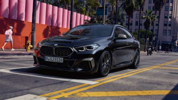 BMW M235i xDrive Gran Coupé con Performance Control F44 BMW M235i xDrive Gran Coupé con Performance Control Black Sapphire metallizzato F44, vista anteriore a tre quarti