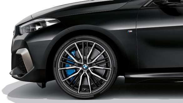 Freni sportivi M della BMW M235i xDrive Gran Coupé F44 Freni sportivi M della BMW M235i xDrive Gran Coupé Black Sapphire metallizzato F44