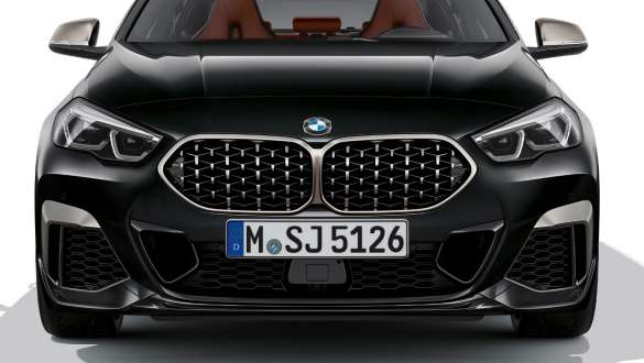 Pacchetto aerodinamico M della BMW M235i xDrive Gran Coupé frontale F44 Pacchetto aerodinamico M della BMW M235i xDrive Gran Coupé Black Sapphire metallizzato F44, frontale