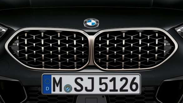 Calandra a doppio rene BMW con intreccio tridimensionale della BMW M235i xDrive Gran Coupé F44 Calandra a doppio rene BMW con intreccio tridimensionale della BMW M235i xDrive Gran Coupé Black Sapphire metallizzato F44, primo piano