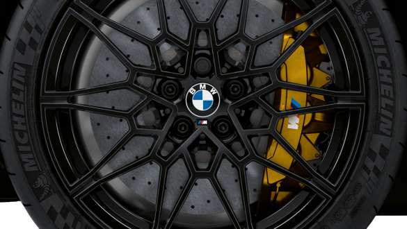 Freni carboceramici M della BMW M3 Competition Berlina G80 2020 BMW M3 Competition Berlina G80 2020 Freni M carboceramici Primo piano