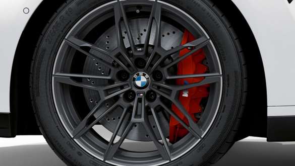 Impianto frenante M Compound in Red High Gloss della BMW M3 Competition Berlina G80 2020 BMW M3 Competition Berlina G80 2020 Impianto frenante M Compound Red High Gloss Primo piano del cerchio