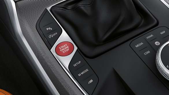 Il pulsante Start/Stop rosso della BMW M3 Berlina G80 2020 Abitacolo BMW M3 Berlina G80 2020 Il pulsante Start/Stop rosso della consolle centrale Abitacolo