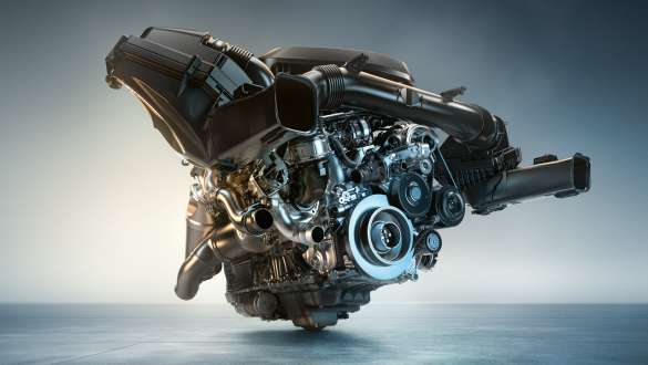 Motore benzina M TwinPower Turbo a 6 cilindri in linea della BMW M3 Berlina G80 2020 Primo piano del motore benzina a 6 cilindri in linea M TwinPower Turbo della M3 Berlina G80 2020 BMW