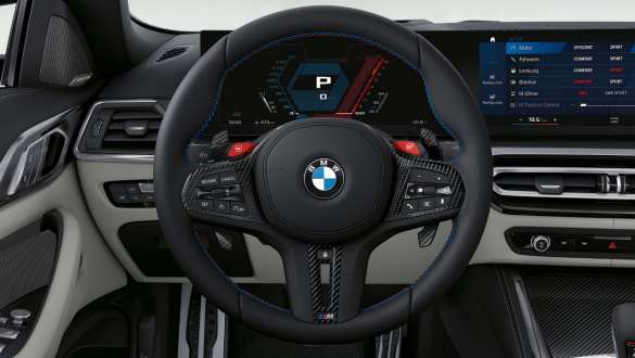 Volante M in carbonio della BMW M4 Competition Cabrio con M xDrive G83 2021 BMW M4 Cabrio interni Competition G83 2021 Interni M Carbon volante cockpit