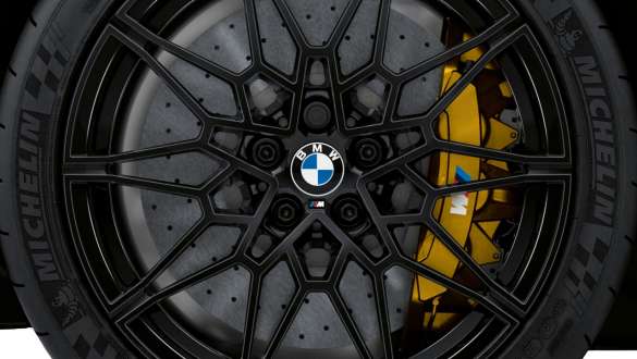 Freni carboceramici M della BMW M4 Competition Coupé G82 2020 BMW M4 Competition Coupé G82 2020 Freni M carboceramici Primo piano