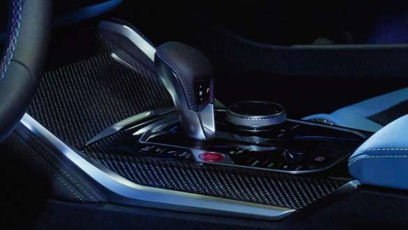 Cambio Steptronic M a 8 rapporti della BMW M4 Competition Coupé G82 2020 BMW M4 Competition Coupé G82 2020 Cambio Steptronic a 8 rapporti Primo piano della consolle centrale Abitacolo