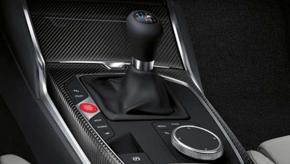 Cambio manuale M e trazione posteriore della BMW M4 Coupé G82 2020 BMW M4 Coupé G82 2020 Cambio manuale M a 6 marce Primo piano della consolle centrale e selettore marce
