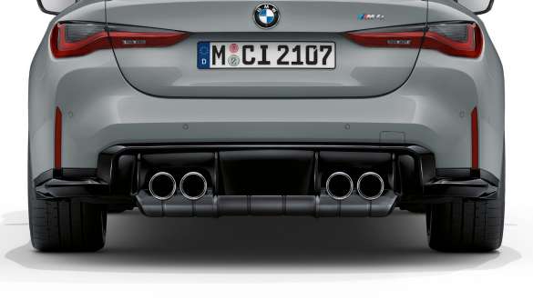 Modanature dei terminali di scarico cromate della BMW M4 Coupé G82 2020 BMW M4 Coupé G82 2020 Modanature dei terminali di scarico cromate Primo piano.