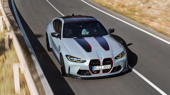 Riduzione del peso della BMW M4 CSL G82 Vista con prospettiva a volo di uccello in movimento su strada della BMW M4 CSL G82 con vernice esclusiva BMW Individual Frozen Brooklyn Grey metallizzato