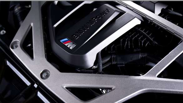 Motore benzina M TwinPower Turbo a 6 cilindri in linea della BMW M4 CSL G82 Primo piano del motore della BMW M4 CSL G82 con vernice esclusiva BMW Individual Frozen Brooklyn Grey metallizzato in movimento