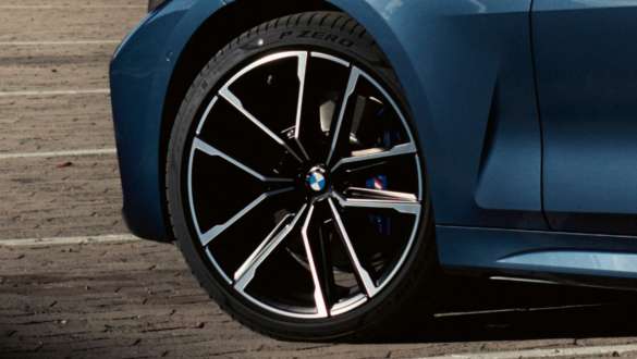 Cerchi in lega leggera M da 18'' nº 848 M della BMW M440i xDrive Coupé G22 2020 BMW M440i xDrive Coupé G22 2020 Cerchi in lega leggera M da 18'' nº 848 M Primo piano