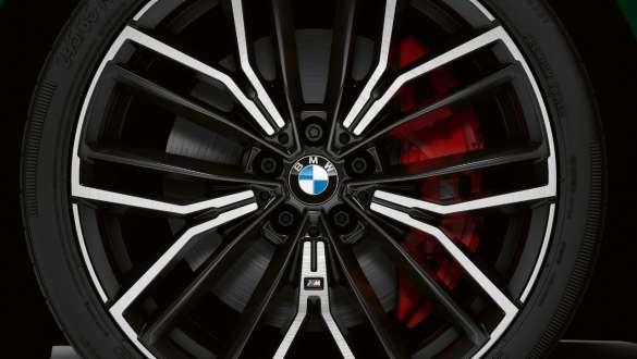 BMW M550i xDrive con freno sportivo M G30 2020 BMW M550i xDrive Berlina con freni sportivi M G30 LCI Facelift 2020 primo piano della ruota