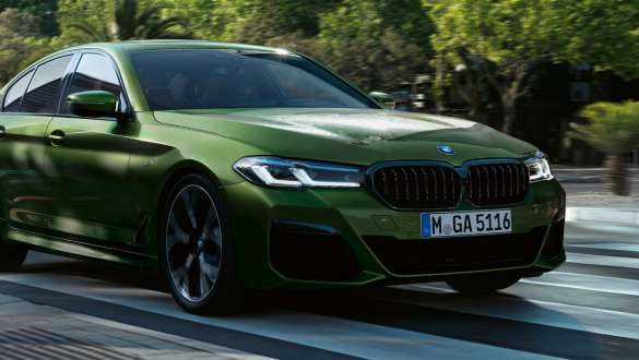 BMW M550i xDrive con assetto adattivo M G30 2020 Vista anteriore a tre quarti in movimento BMW M550i xDrive Berlina con assetto adattivo M G30 LCI Facelift 2020 Hermes Green BMW Individual metallizzato vista anteriore a tre quarti in movimento