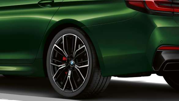 BMW M550i xDrive con differenziale sportivo M G30 2020 BMW M550i xDrive Berlina con differenziale sportivo M G30 LCI Facelift 2020 Hermes Green BMW Individual metallizzato primo piano della ruota posteriore