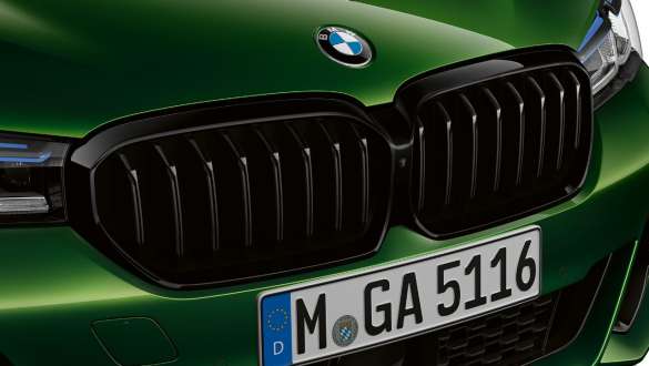 BMW M550i xDrive con BMW Shadow Line BMW Individual lucida G30 2020 BMW M550i xDrive Berlina con BMW Individual Shadow Line lucida G30 LCI Facelift 2020 Hermes Green BMW Individual metallizzato primo piano della calandra a doppio rene M