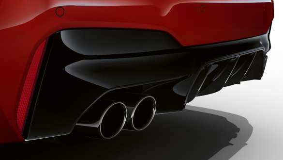 Fascione posteriore M in nero lucido della BMW M5 Competition F90 2020 Fascione posteriore M in nero lucido della BMW M5 Competition F90 LCI Facelift 2020 BMW Individual Imola Red Primo piano del diffusore