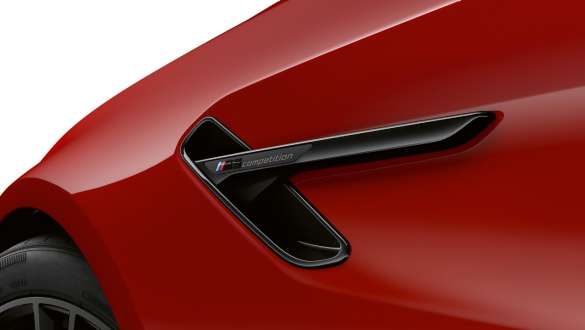 Air Breather M in nero lucido della BMW M5 Competition F90 2020 Air Breather M in nero lucido della BMW M5 Competition F90 LCI Facelift 2020 BMW Individual Imola Red primo piano