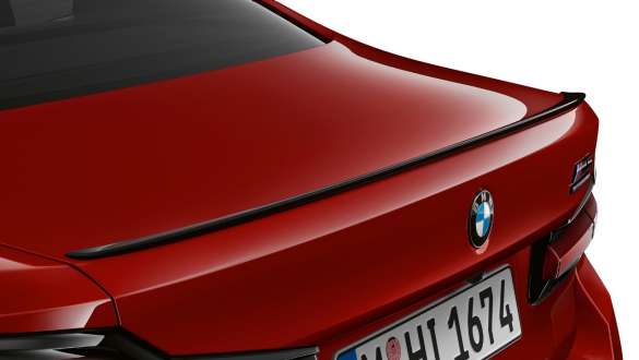 Spoiler posteriore M in nero lucido della BMW M5 Competition F90 2020 Spoiler posteriore M in nero lucido della BMW M5 Competition F90 LCI Facelift 2020 BMW Individual Imola Red primo piano del portellone posteriore