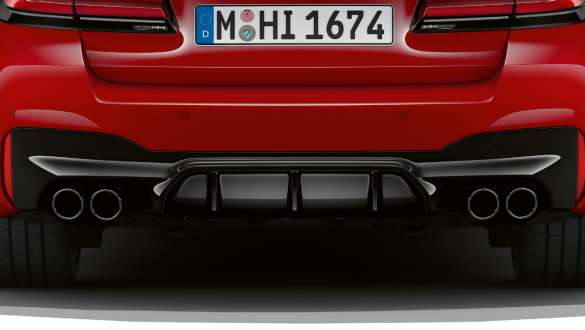 Terminali di scarico doppi specifici per le versioni M della BMW M5 Competition F90 2020 Terminali di scarico doppi specifici per le versioni M in nero lucido della BMW M5 Competition F90 LCI Facelift 2020 BMW Individual Imola Red Primo piano posteriore