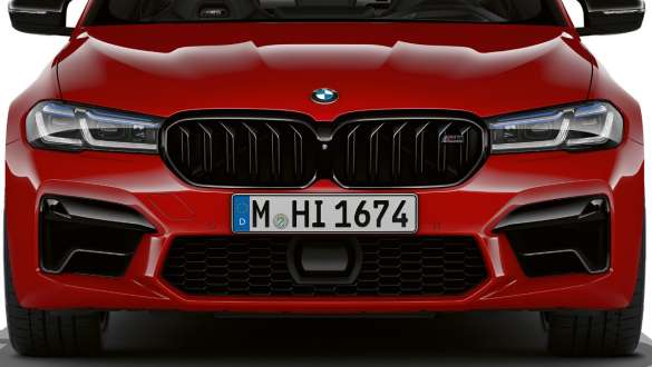 Calandra a doppio rene M in nero lucido della BMW M5 Competition F90 2020 Calandra a doppio rene M in nero lucido della BMW M5 Competition F90 LCI Facelift 2020 BMW Individual Imola Red vista anteriore