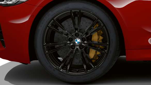 BMW M5 Competition con freni carboceramici M F90 2020 BMW M5 Competition con freni carboceramici M F90 LCI Facelift 2020 BMW Individual Imola Red Primo piano Ruota
