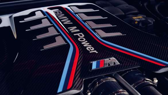 Motore benzina BMW M TwinPower Turbo a 8 cilindri della BMW M5 Competition F90 2020 Motore benzina BMW M TwinPower Turbo da 8 cilindri BMW M5 Competition F90 LCI Facelift 2020 Primo piano Copertura del motore